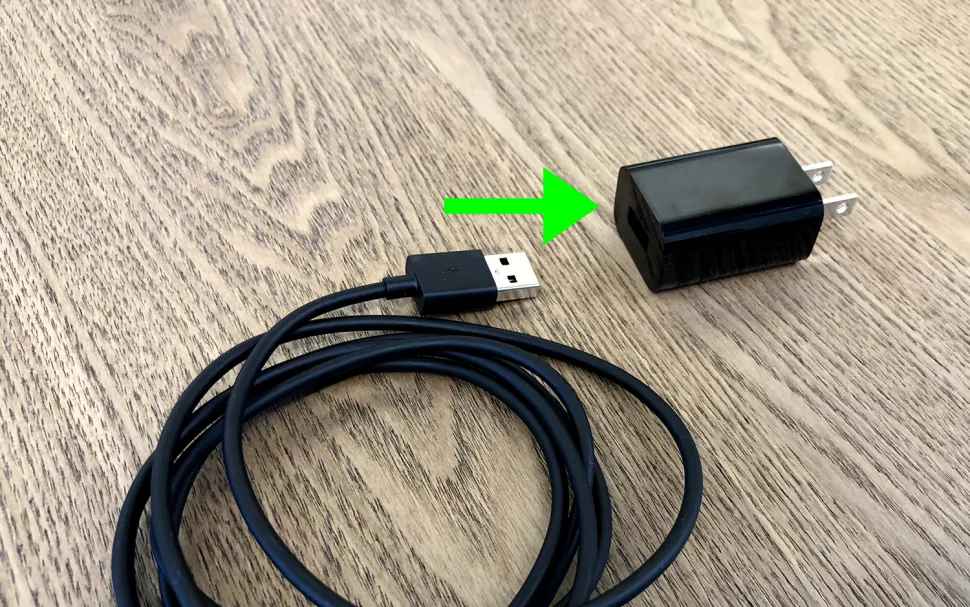 Conecte el cable USB al adaptador de corriente